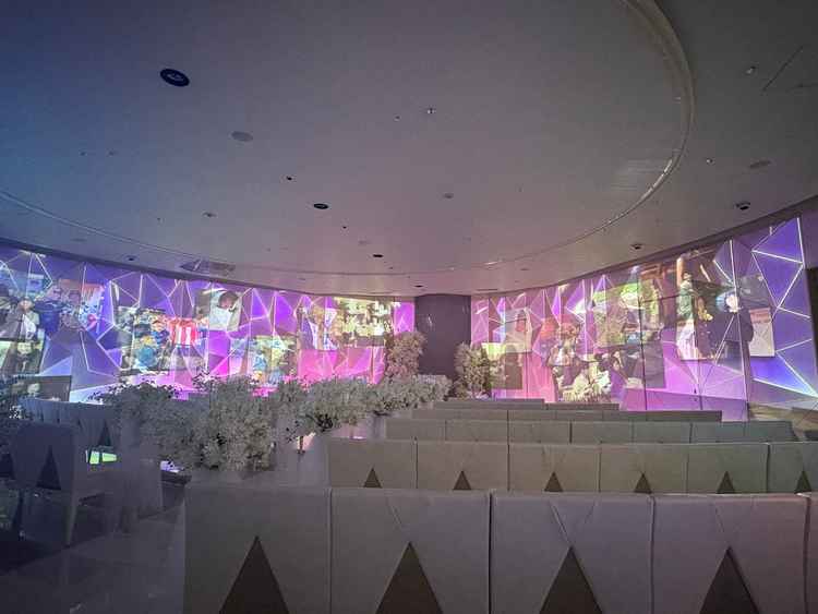 今後発売予定の、チャペルでのプロジェクションマッピング。こんな演出見たことがない為、大変感動した。