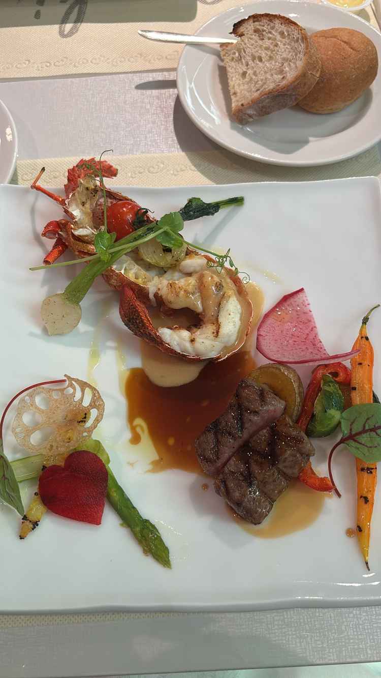 こちらはメインです。エビと牛肉で豪華です。