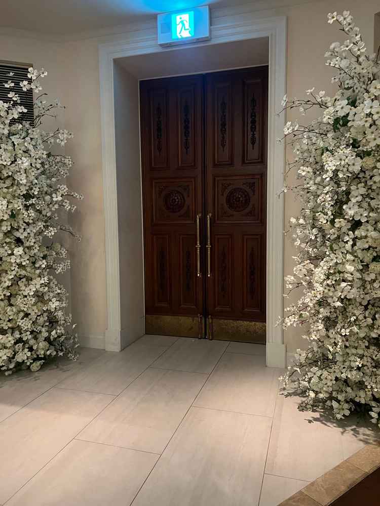 チャペルの入口は、両サイドにお花があり、ベールダウンなどをする際に写真がとても映えるな思いました。