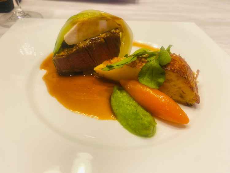 試食の料理。鶏肉と牛肉をキャベツで巻いたもの