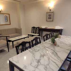 親族控室の写真。部屋が広くソファーもあるため、リラックスして過ごせそう。