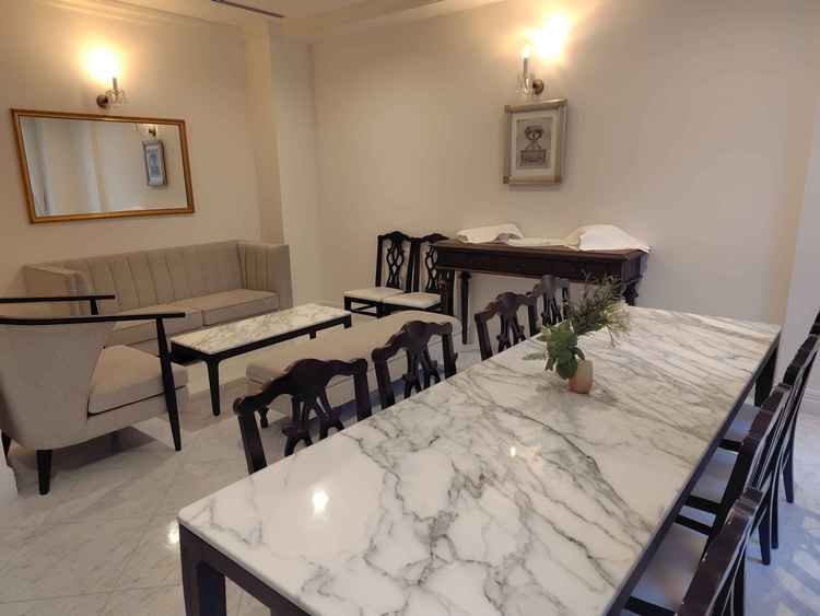 親族控室の写真。部屋が広くソファーもあるため、リラックスして過ごせそう。