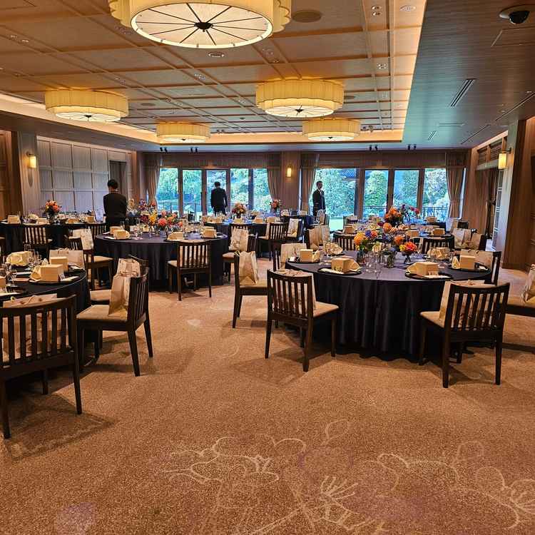 末広の間の庭側。ここの披露宴会場を使用する場合は庭を使った演出もできるとのこと（例えば夕方の花火な）