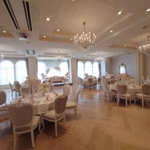 披露宴会場の写真。低い天井で、広すぎない印象。