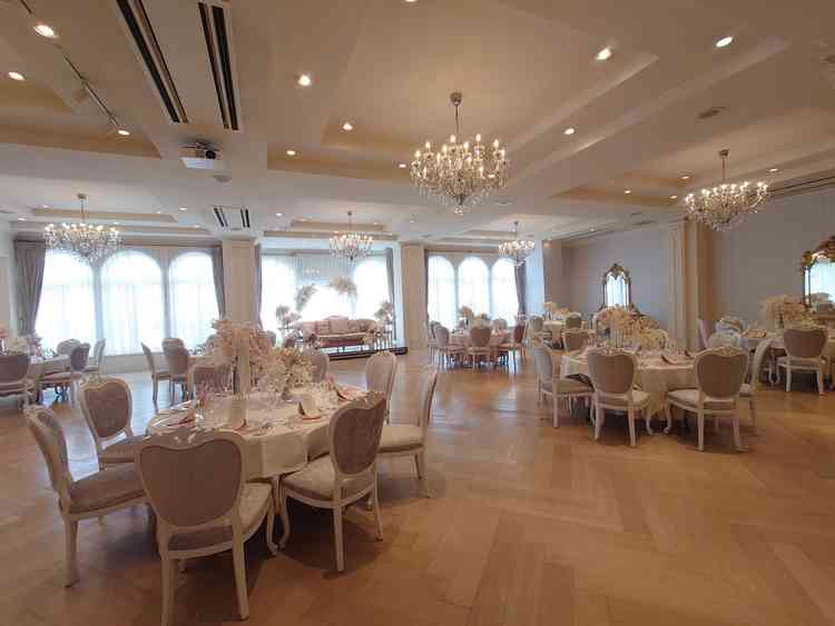 披露宴会場の写真。低い天井で、広すぎない印象。