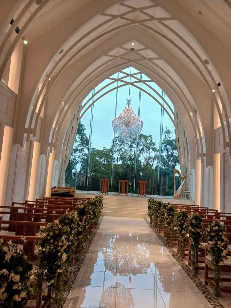 天井が高く光が入るチャペル