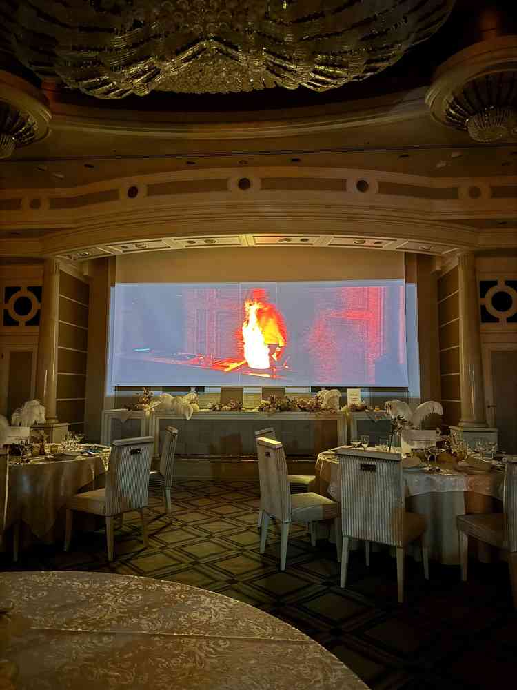 メインディッシュを調理する様子を披露宴会場でリアルタイム投影しており、迫力ある演出でした。