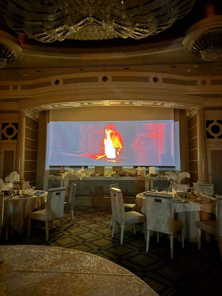 メインディッシュを調理する様子を披露宴会場でリアルタイム投影しており、迫力ある演出でした。