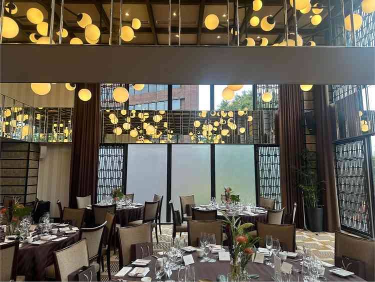 披露宴会場。天井が高く開放的。