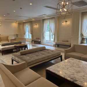 待機場所の写真です。思っていたよりも広く椅子も多かったのでゆったり待てると思いました。