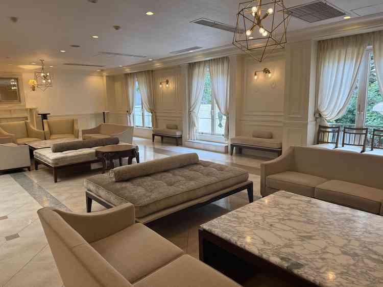 待機場所の写真です。思っていたよりも広く椅子も多かったのでゆったり待てると思いました。