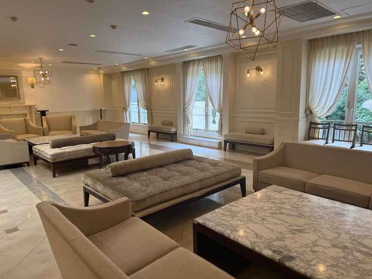 待機場所の写真です。思っていたよりも広く椅子も多かったのでゆったり待てると思いました。