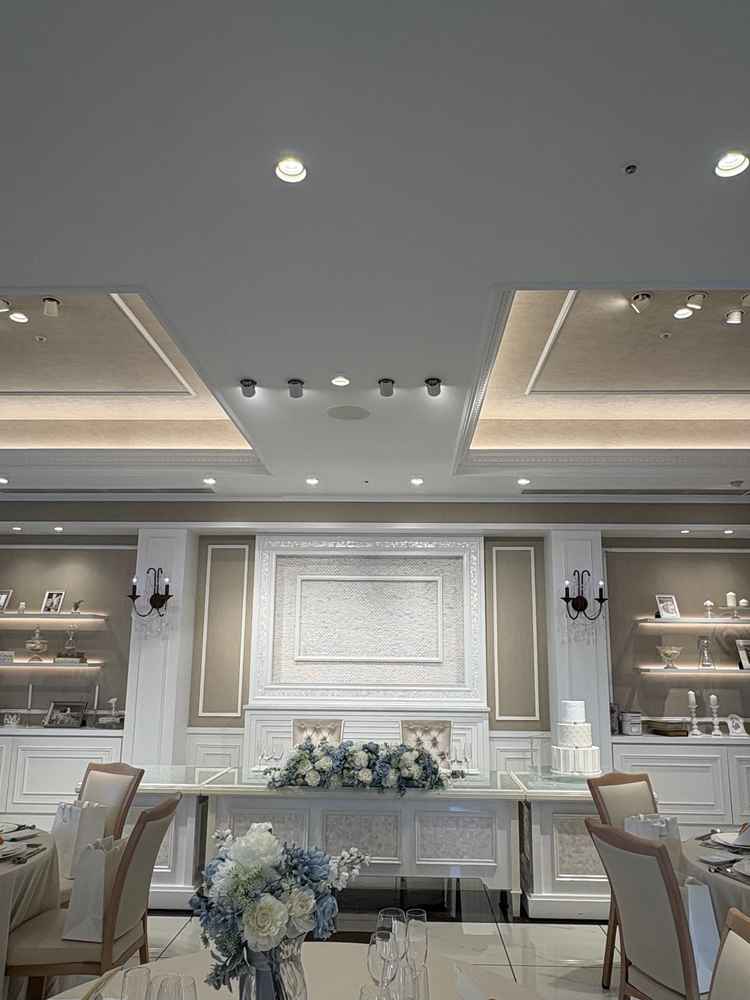 白を基調としているので、お花など装飾で雰囲気を変えることができる披露宴会場。