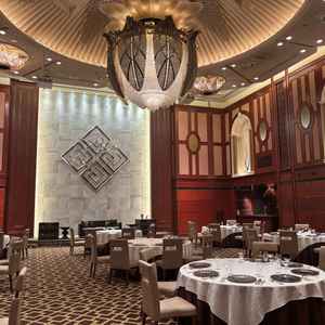 披露宴会場の一つ。広く天井が高い。どでかいシャンデリアは花の形であり花びらが開く仕掛け。