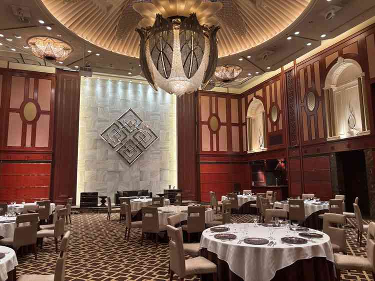 披露宴会場の一つ。広く天井が高い。どでかいシャンデリアは花の形であり花びらが開く仕掛け。