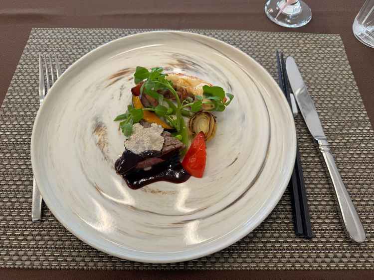 肉料理を試食させていただきました。とても柔らかく美味しかったです。