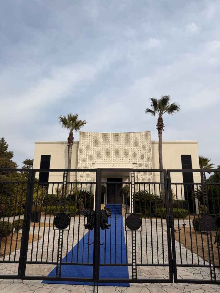 青い絨毯がドレスを引き立てる素敵な写真が撮れると感じた。