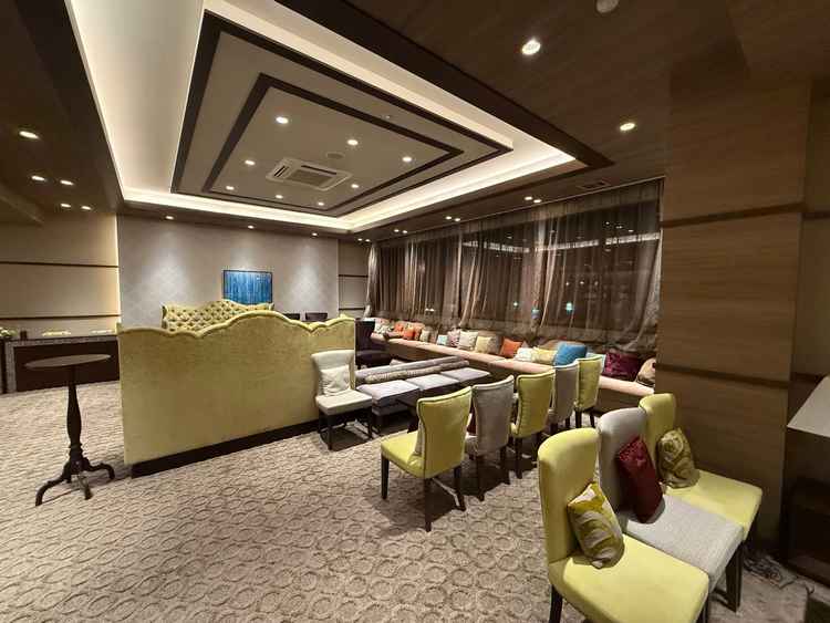 ウェイティングルームは広く椅子も多いことからストレスなく待てる印象があった。