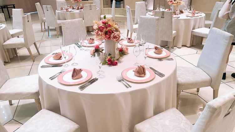 披露宴会場のテーブルの写真です