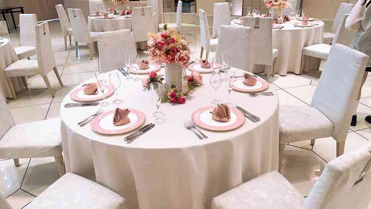 披露宴会場のテーブルの写真です