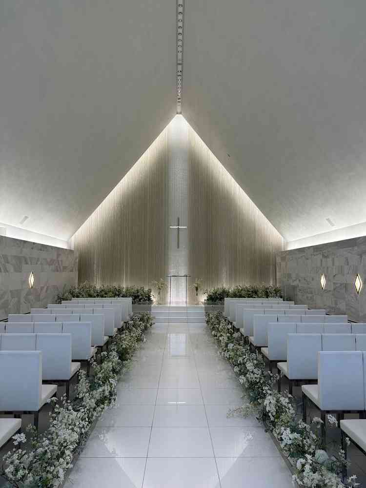 挙式場は天井が高く、入場した時に階段があり、ゲストの方からも見やすくなっている。