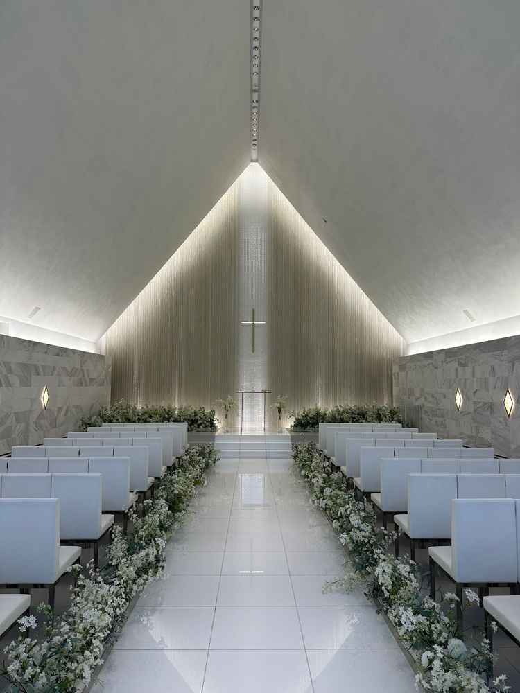 挙式場は天井が高く、入場した時に階段があり、ゲストの方からも見やすくなっている。