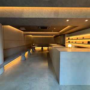 待合スペースがコンクリートで他と差別化でき、ここに写真や装飾を自由にできるのがポイント