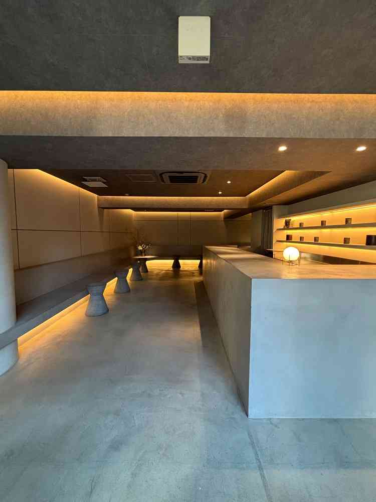 待合スペースがコンクリートで他と差別化でき、ここに写真や装飾を自由にできるのがポイント