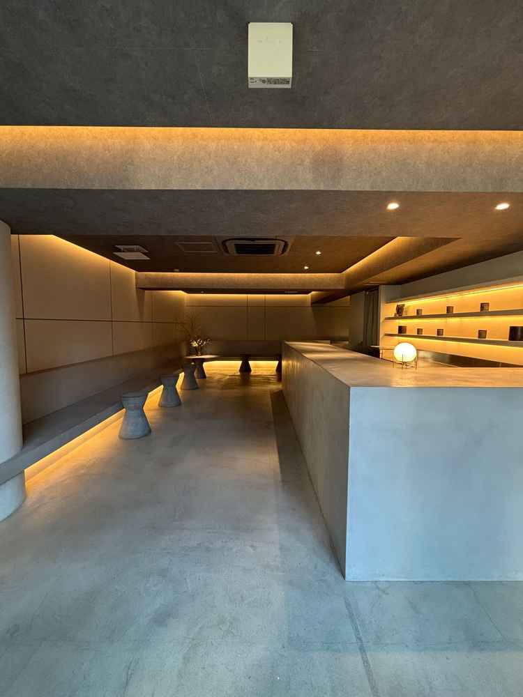 待合スペースがコンクリートで他と差別化でき、ここに写真や装飾を自由にできるのがポイント