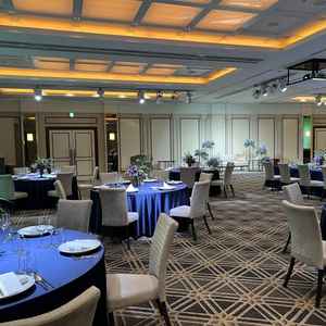 大きい方の披露宴会場。仕切りで区切って半分で利用することも可能とのこと。