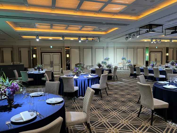 大きい方の披露宴会場。仕切りで区切って半分で利用することも可能とのこと。