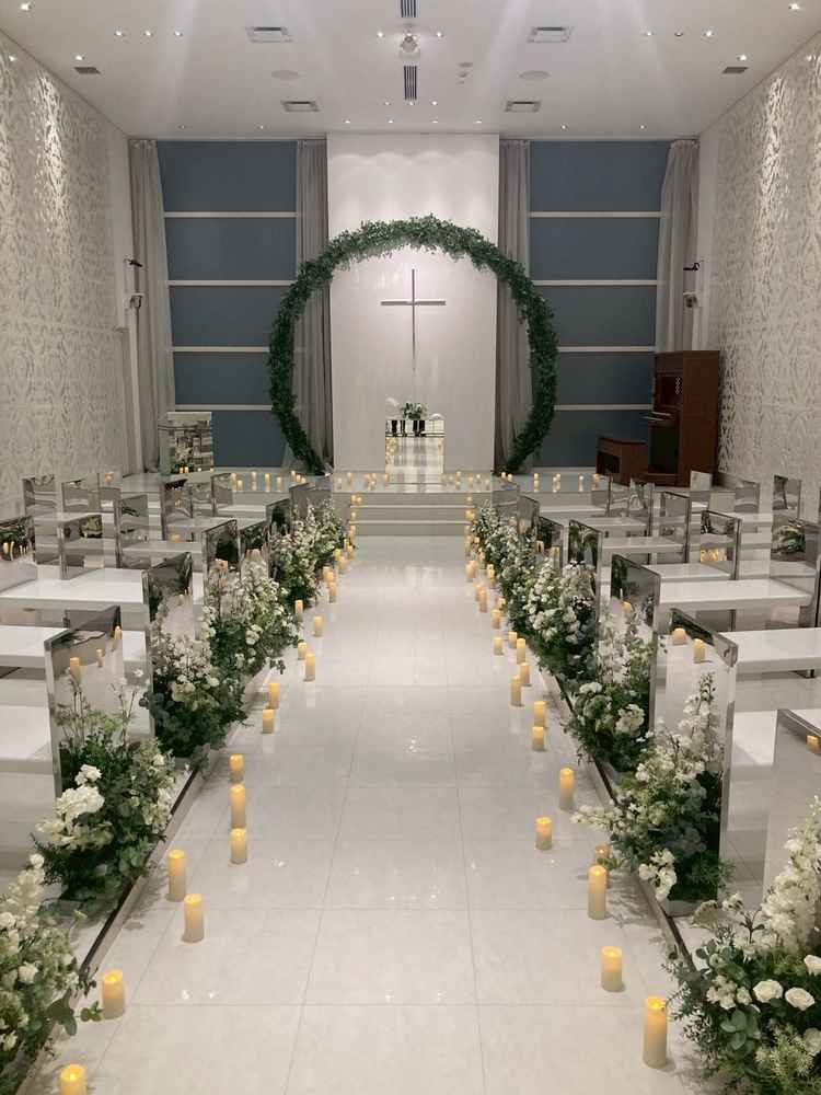 チャペル。自然光が入り白×緑が映える雰囲気