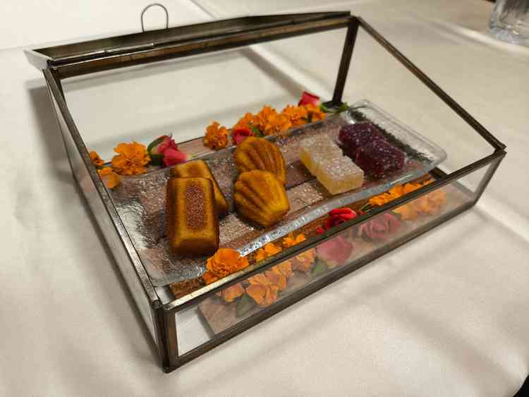 サービスの焼き菓子。専門店と提携している。