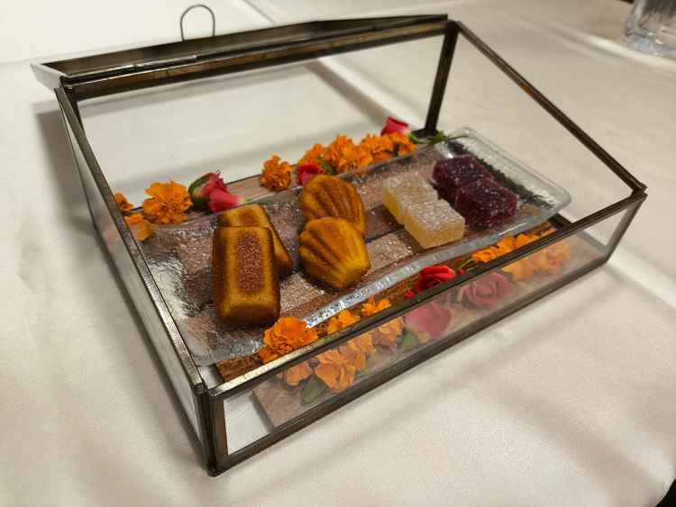 サービスの焼き菓子。専門店と提携している。