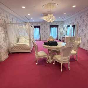 ブライズルームに天井付きのベッドがあって素敵でした。