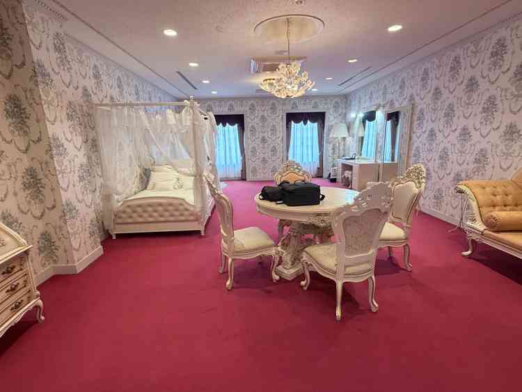 ブライズルームに天井付きのベッドがあって素敵でした。