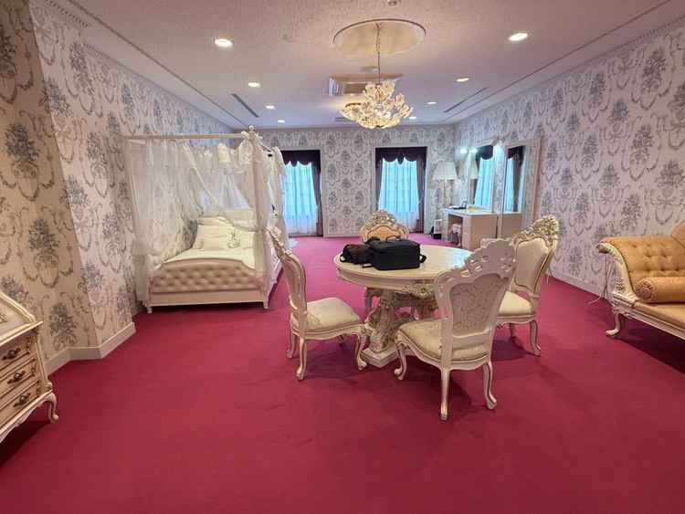 ブライズルームに天井付きのベッドがあって素敵でした。