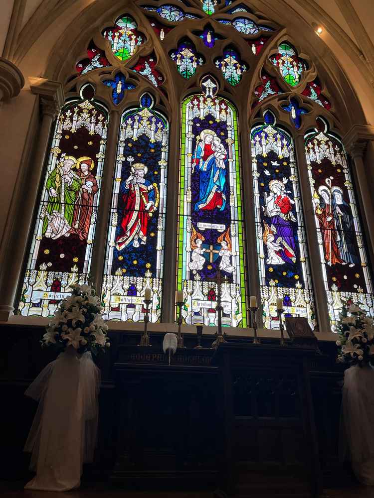 別棟のチャペルのステンドグラス。10mもあり、迫力満点