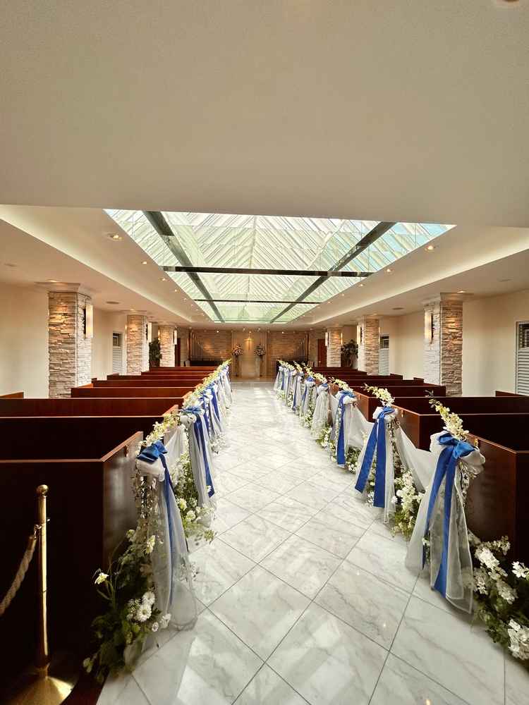 チャペルの雰囲気。少し曇りだったがそれでも光が入り込み明るかった。