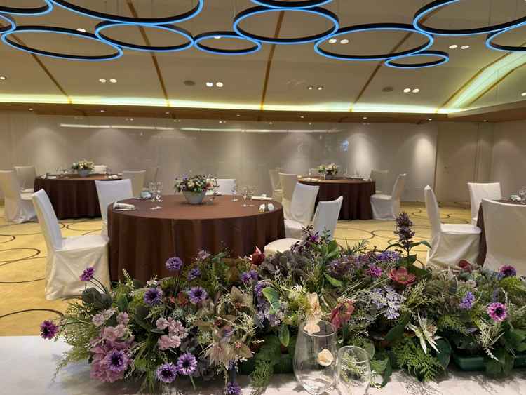 披露宴会場は天井が思っていたより低く、狭く感じますが、100人入れるそうです。