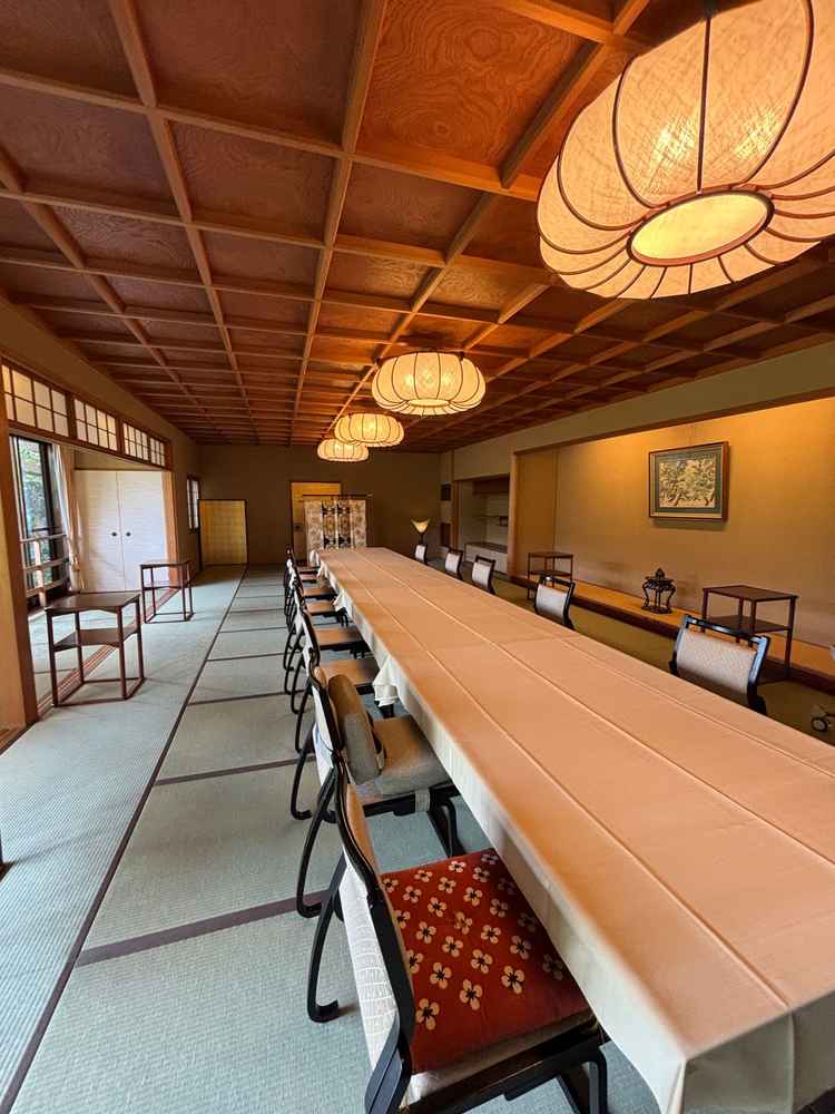 披露宴会場。長テーブルで皆さんと近い距離で歓談することが可能です。