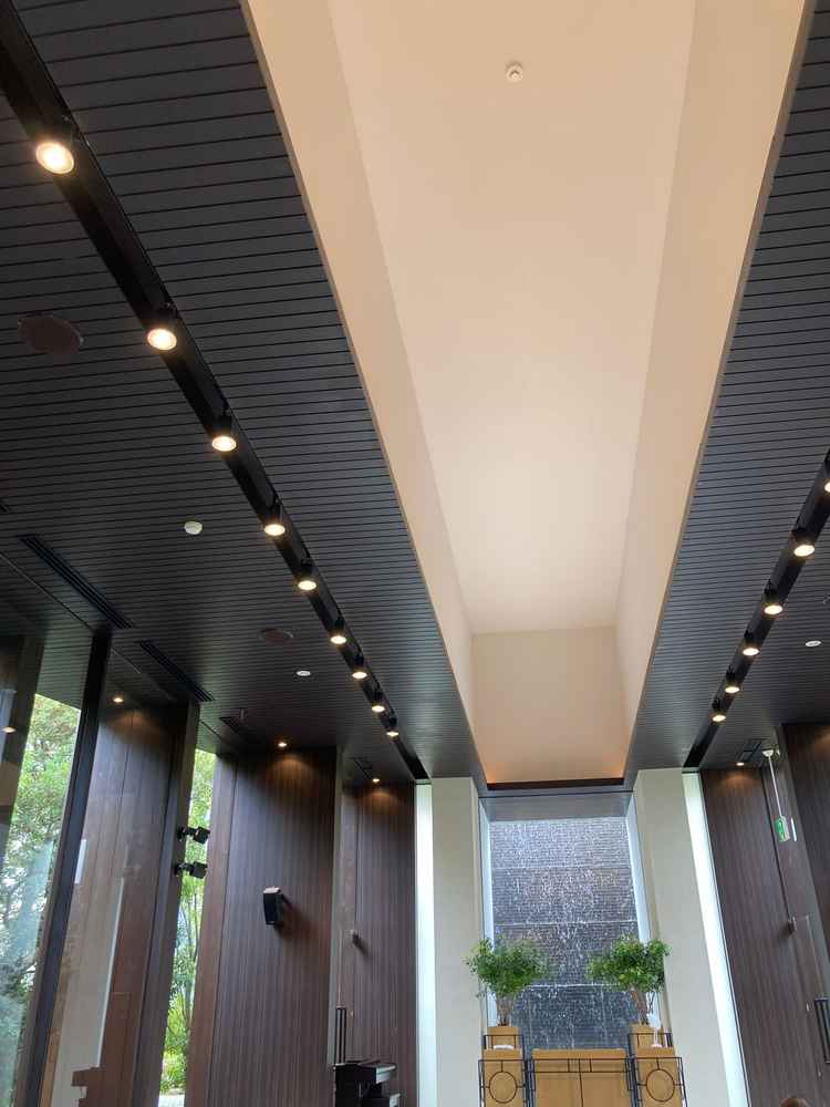 チャペルの正面には、水が流れる様子が窓ガラスから見えて、とてもきれいでした。