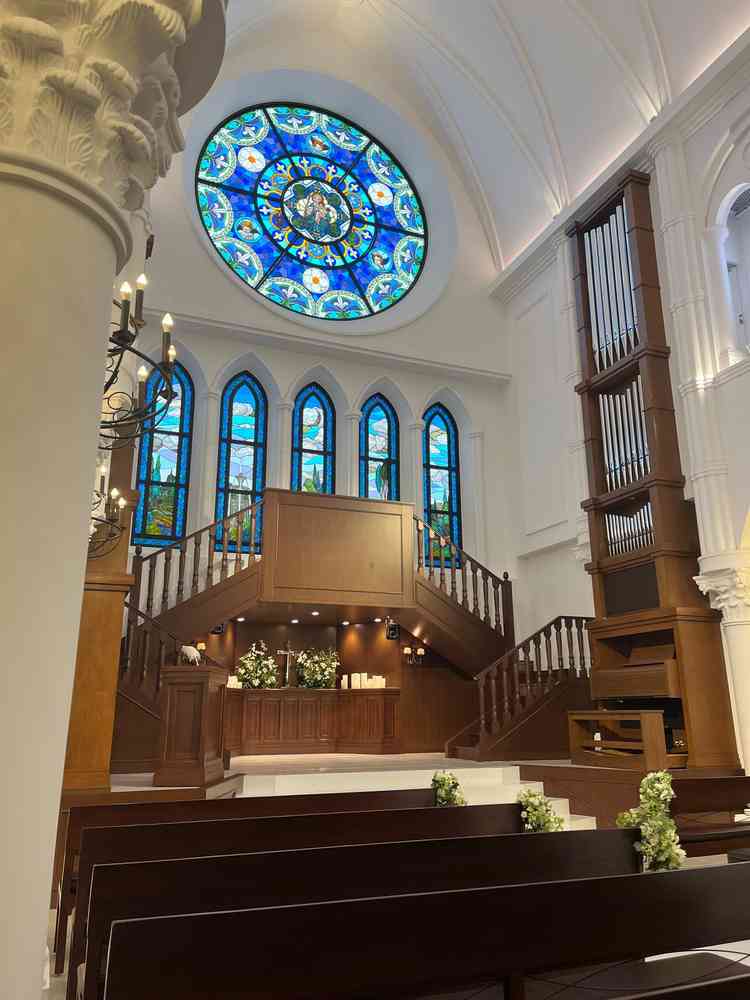 チャペルは特大のステンドグラスがあり、青色がメインの美しいステンドグラスです。