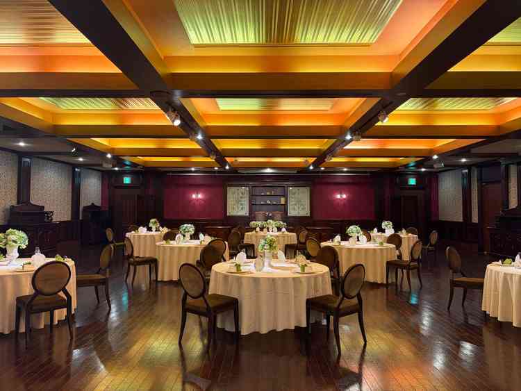 披露宴会場ゴールドルーム。天井のゴールドが印象的でアンティークな雰囲気。