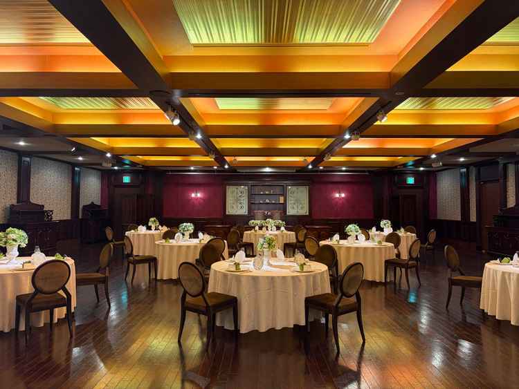 披露宴会場ゴールドルーム。天井のゴールドが印象的でアンティークな雰囲気。