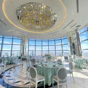 窓が大きい円形状の披露宴会場だったので、どの席からでも眺望を楽しめると感じました。