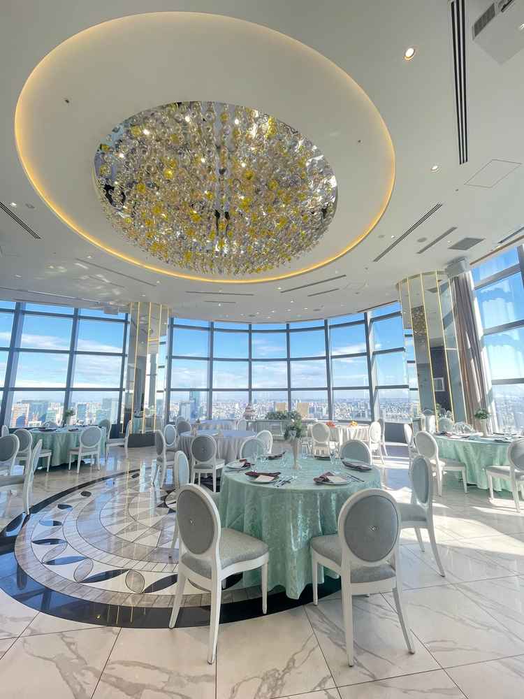 窓が大きい円形状の披露宴会場だったので、どの席からでも眺望を楽しめると感じました。