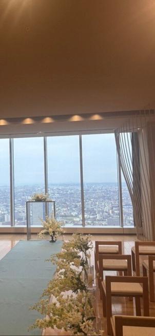 チャペルの窓側の写真です。素敵な名古屋の景色が見えました。