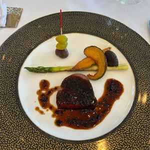 お肉は料理長の方のフランベ演出がありました。一緒に出た米粉パンは、お肉のソースで食べると美味しかった