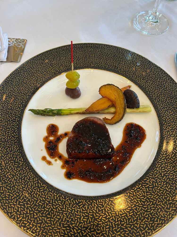 お肉は料理長の方のフランベ演出がありました。一緒に出た米粉パンは、お肉のソースで食べると美味しかった